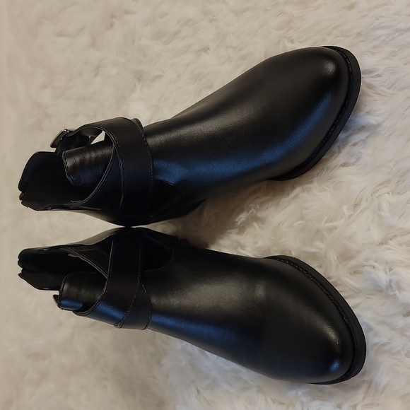 Charlotte Russe Size 6 Ankle Booties With 1.5 Inch Heel NWT - Picture 2 of 9